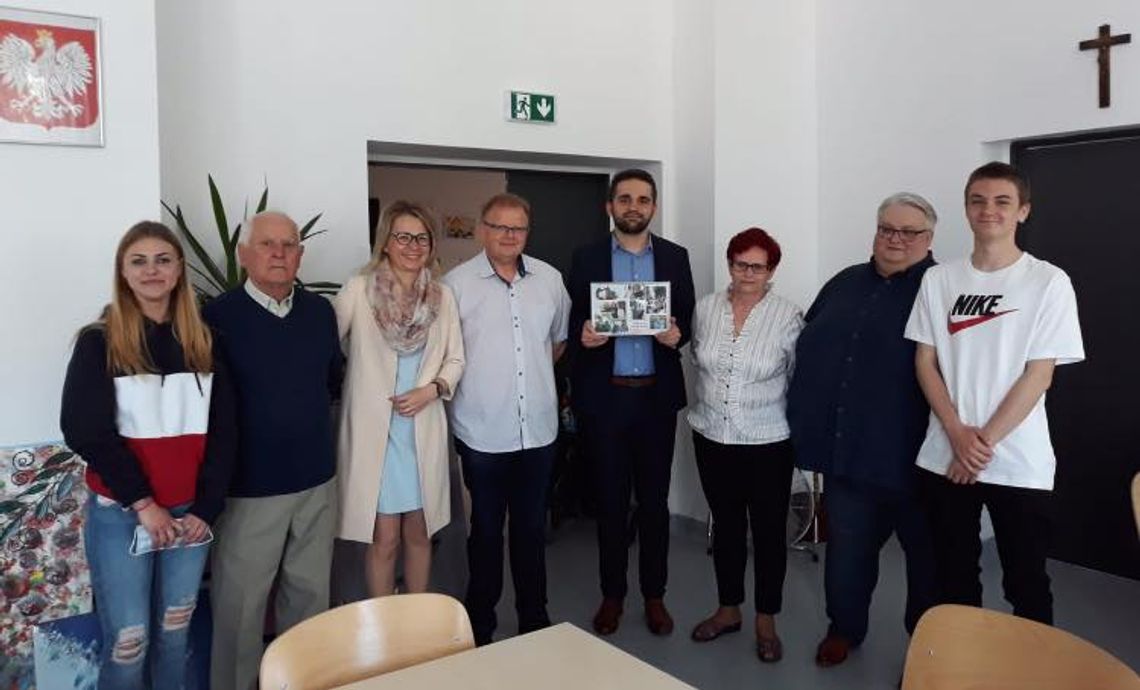 Seniorzy z Oleśnicy namalowali obrazy dla podopiecznych domu dziecka w Bierutowie