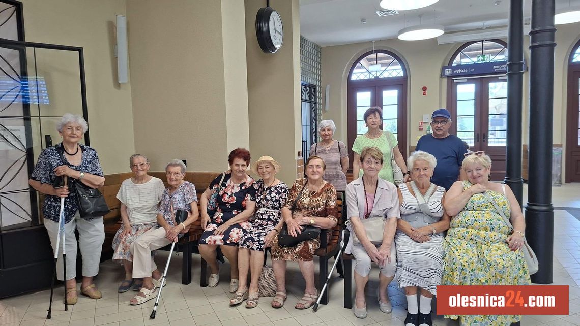 Seniorzy z Oleśnicy odwiedzili odnowiony dworzec PKP