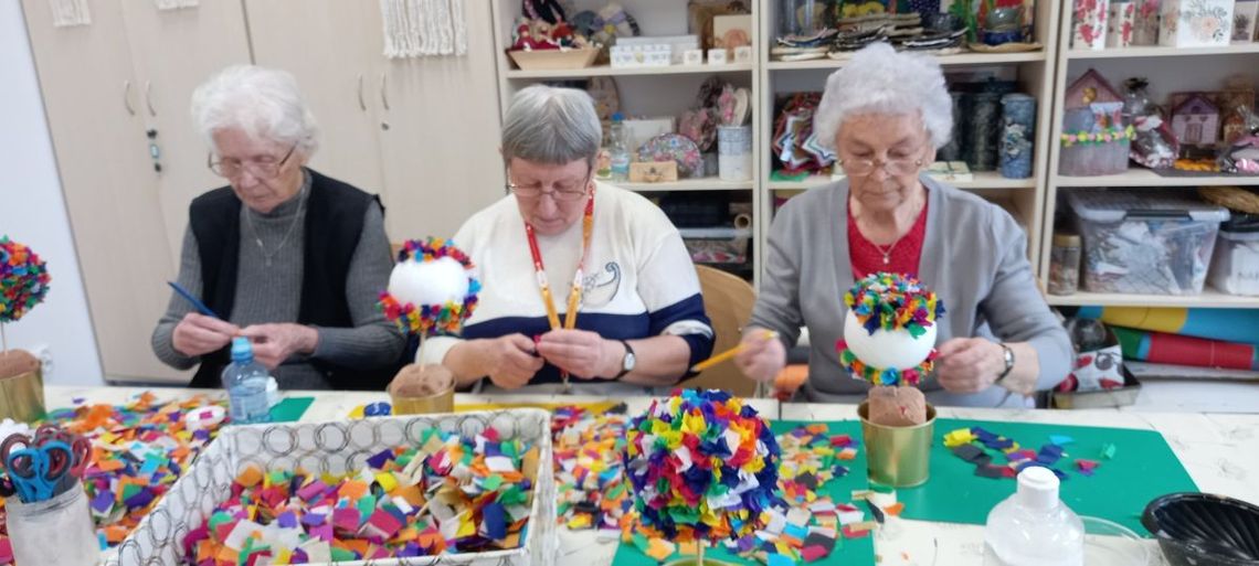 Seniorzy z Oleśnicy wyklejali wiosenne drzewka