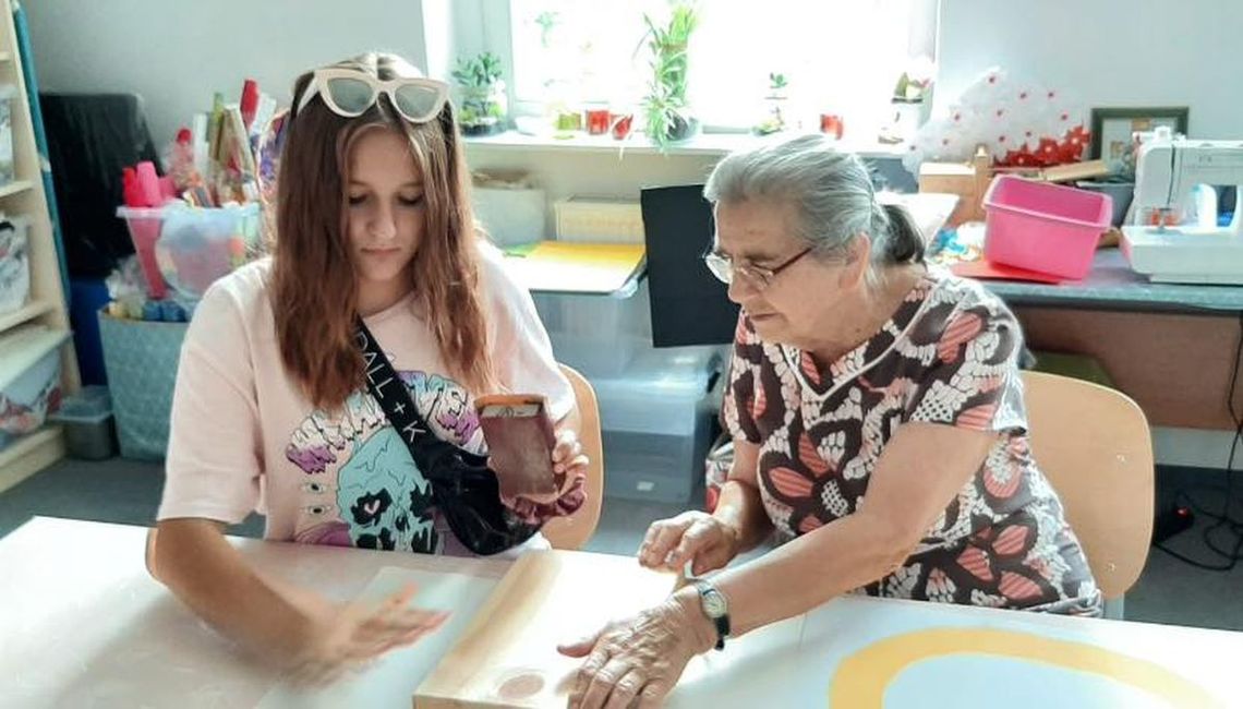 Seniorzy z Oleśnicy z dziećmi z Bierutowa
