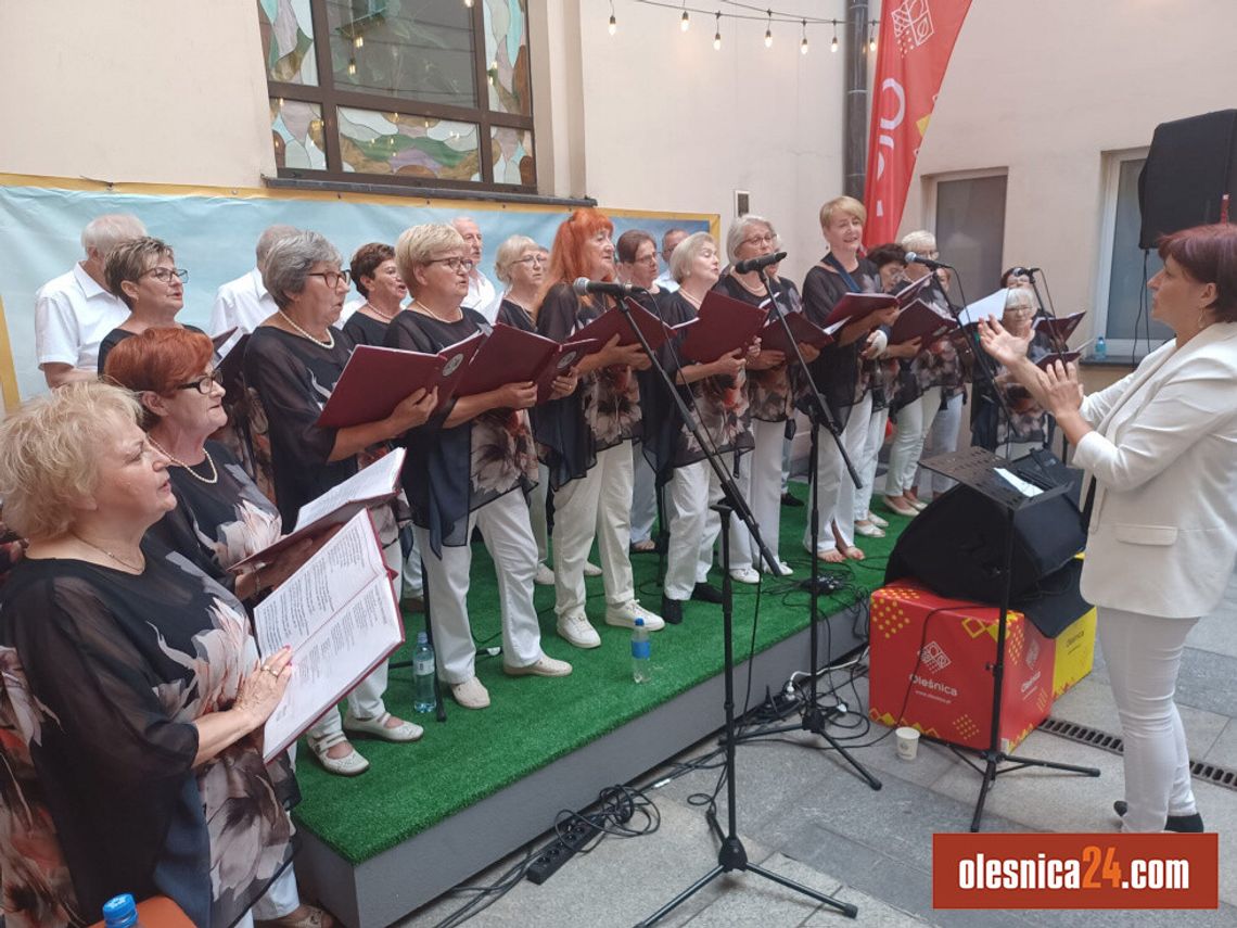 Seniorzy z UTW Oleśnica zaśpiewali na patio w ratuszu