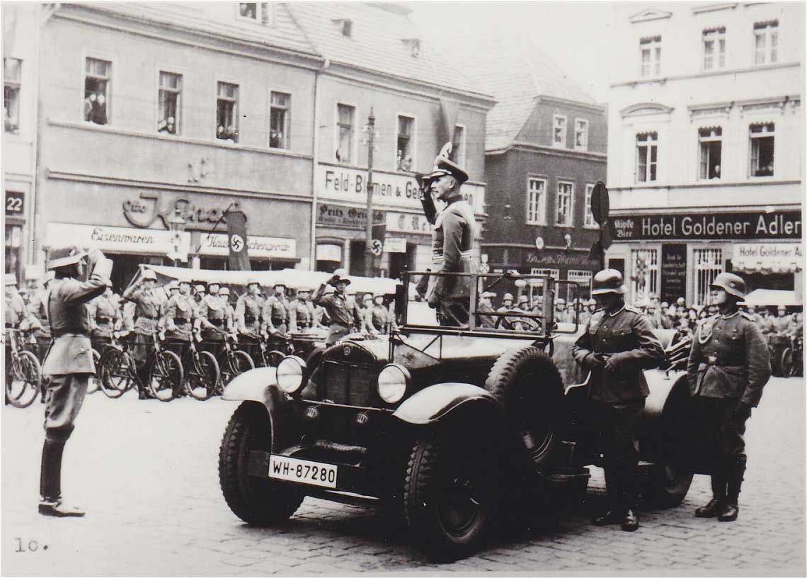 Sensacyjne zdjęcie przedwojennej Oleśnicy. Tak wyglądał rynek podczas wojskowej uroczystości Sensacyjne zdjęcie przedwojennej Oleśnicy. Tak wyglądał rynek podczas wojskowej uroczystości