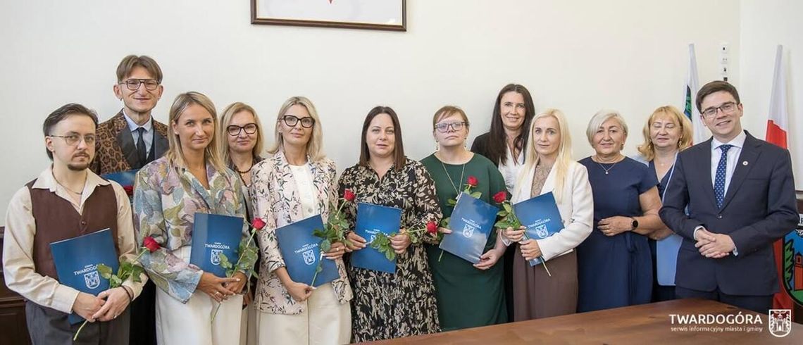 Siedmioro nauczycieli z Twardogóry otrzymało awans zawodowy