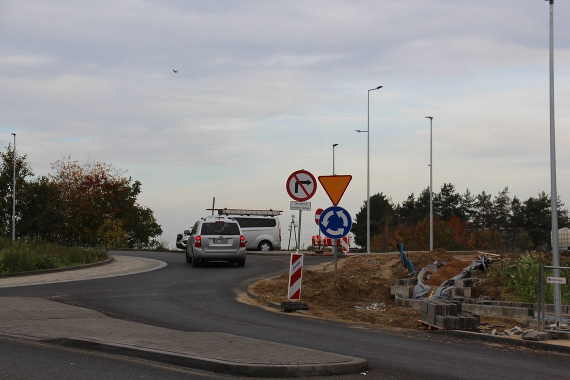 Skandal na Dobroszyckiej w Oleśnicy: druga nitka niegotowa, a rondo wciąż nieoświetlone