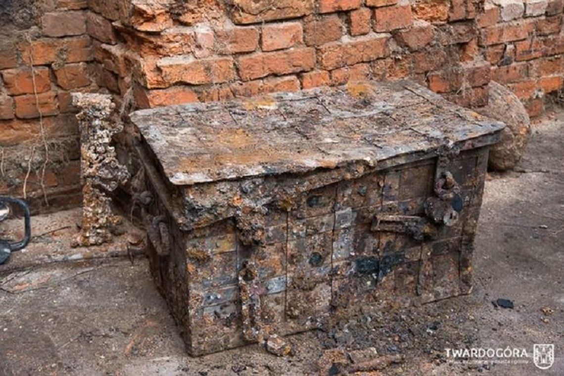 Skrzynia odkryta w ruinach pałacu w Goszczu. Co kryje?