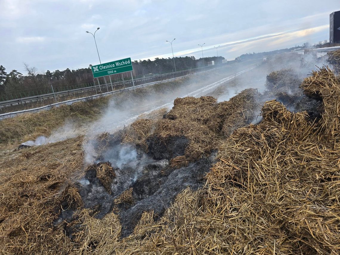 Śmieci i tlące się ogniska po proteście rolników na S8 w Oleśnicy