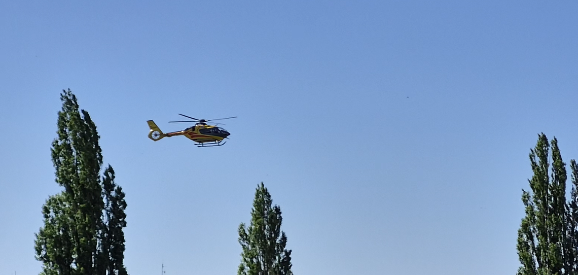 Śmigłowiec Lotniczego Pogotowia Ratunkowego wylądował na boisku szkoły nr 6 Śmigłowiec Lotniczego Pogotowia Ratunkowego wylądował na boisku szkoły nr 6