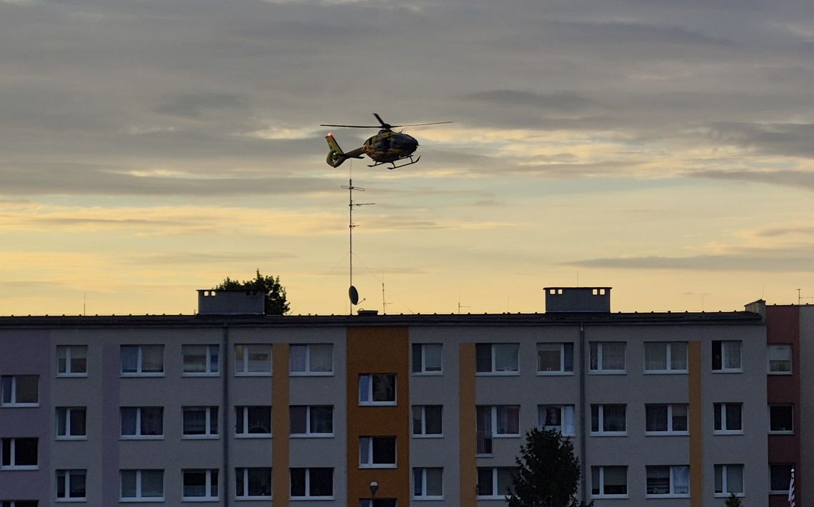 Śmigłowiec Lotniczego Pogotowia Ratunkowego wylądował na ulicy Podchorążych Śmigłowiec Lotniczego Pogotowia Ratunkowego wylądował na ulicy Podchorążych