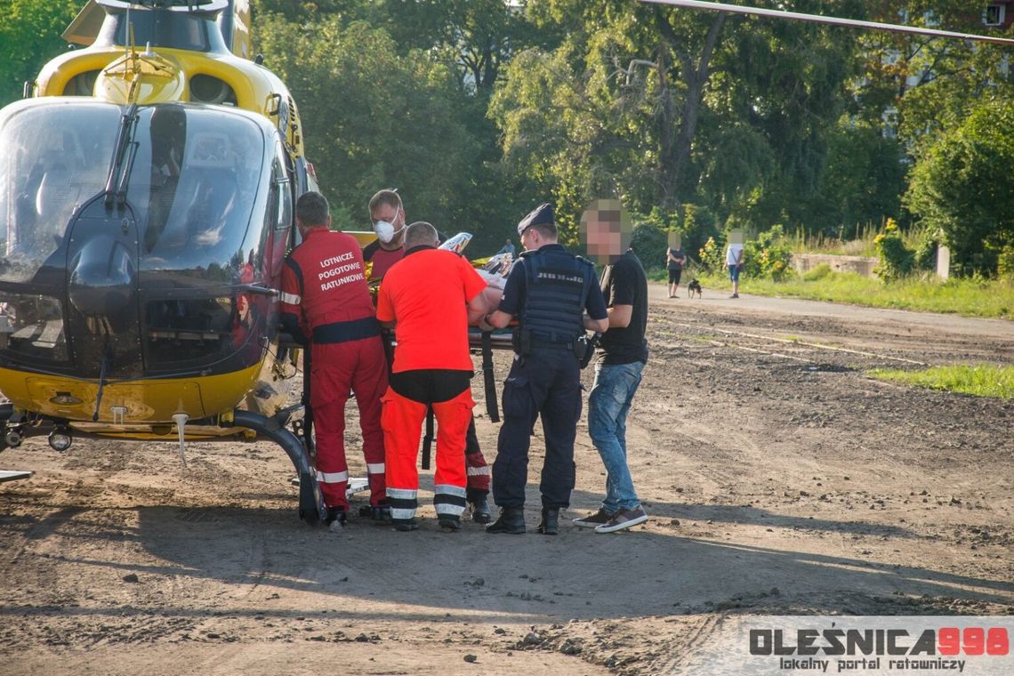 Śmigłowiec LPR przyleciał do Oleśnicy po mężczyznę z nożem w klatce piersiowej