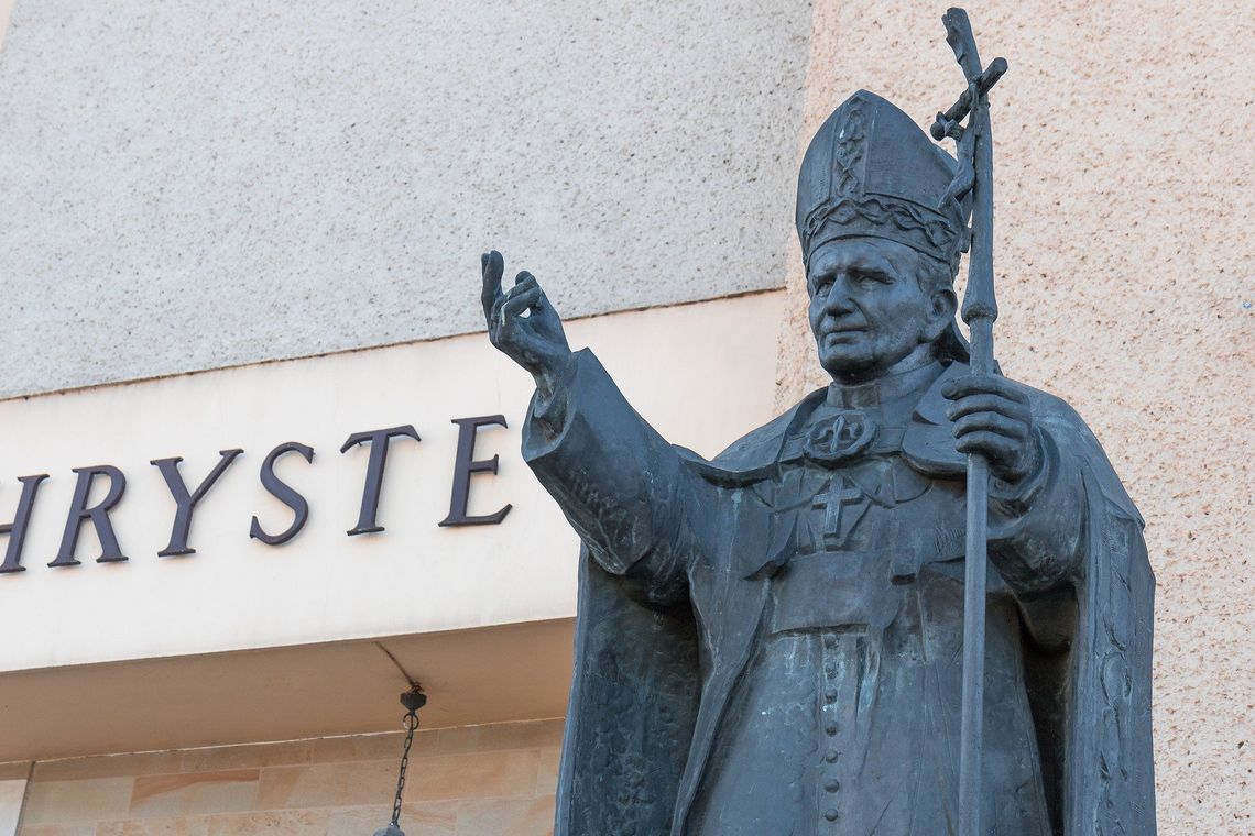 SP7 w Oleśnicy świętuje 100. rocznicę urodzin Jana Pawła II