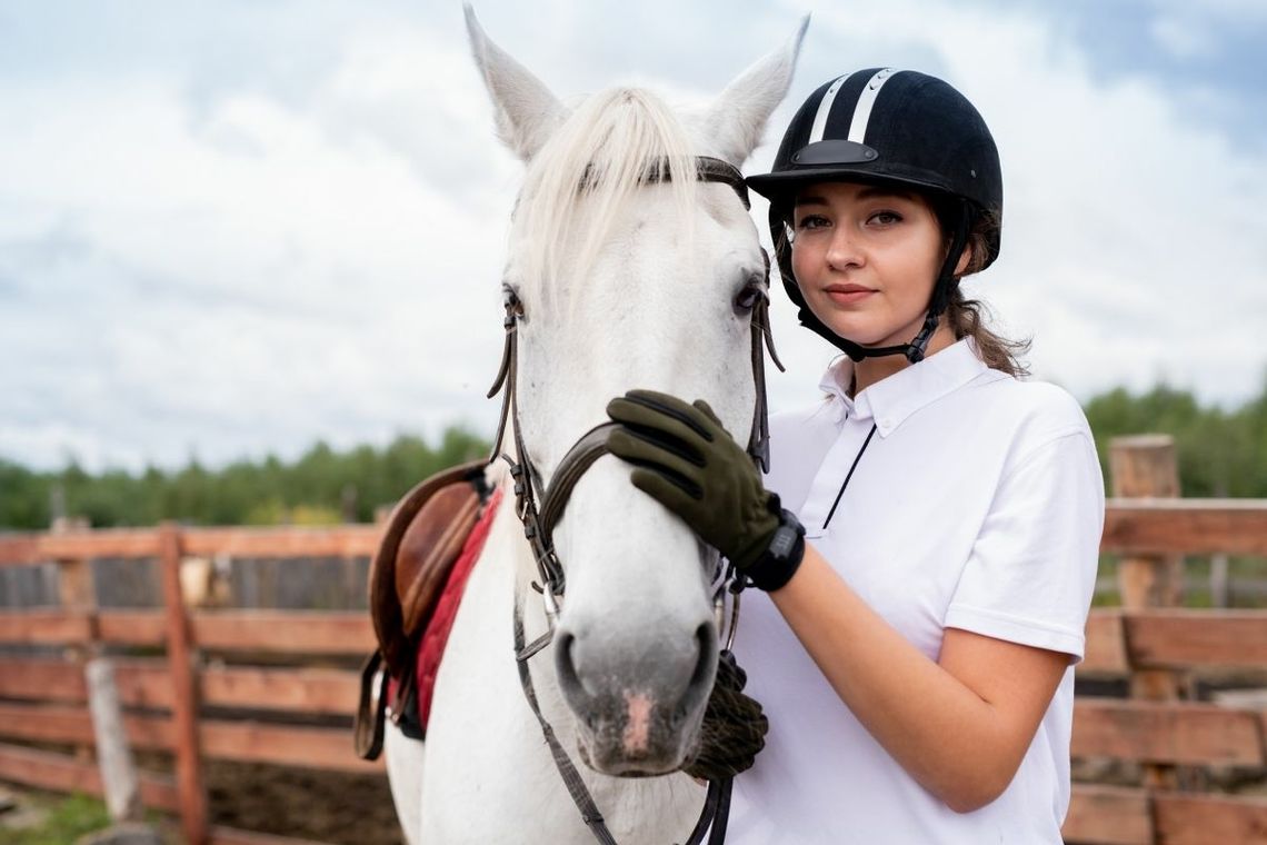 Sportowa elegancja, czyli jak nosić koszulkę polo?