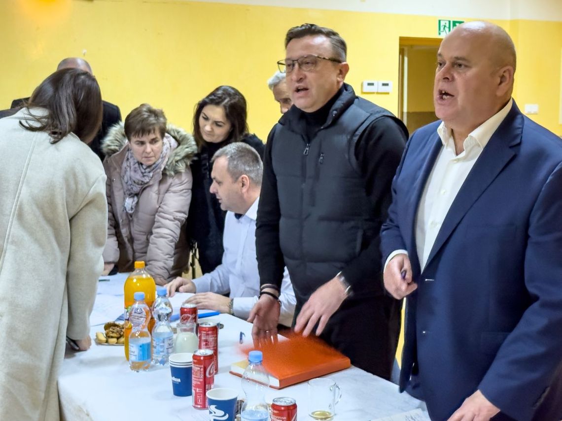 Spotkanie wójta i radnego z mieszkańcami w Dąbrowie Oleśnickiej Spotkanie wójta i radnego z mieszkańcami w Dąbrowie Oleśnickiej