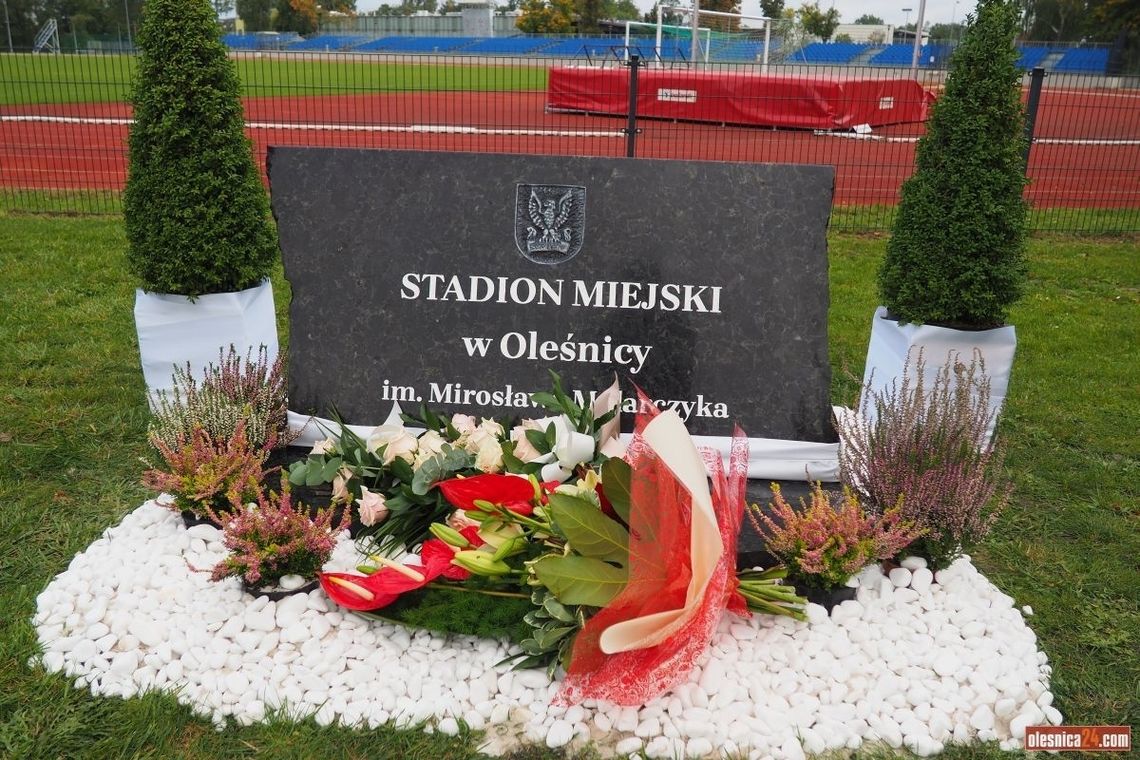 Stadion w Oleśnicy z tablicą upamiętniającą Mirosława Mularczyka