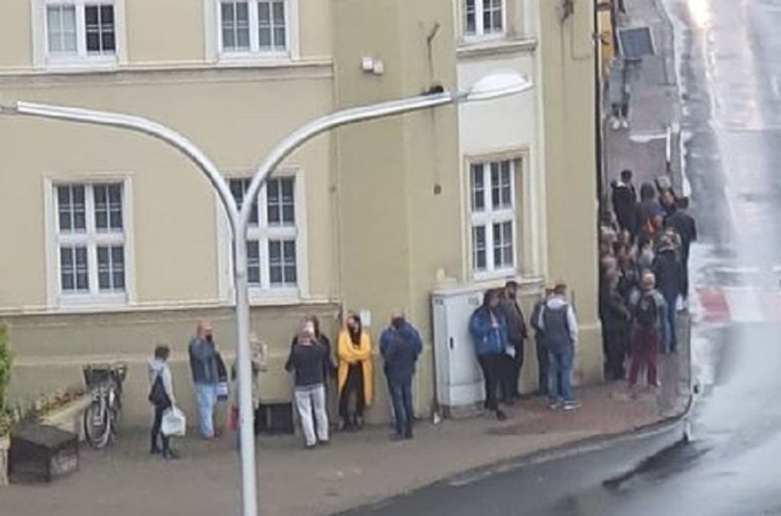 Stanęli w nocy w kolejce do Urzędu Miasta i Gminy