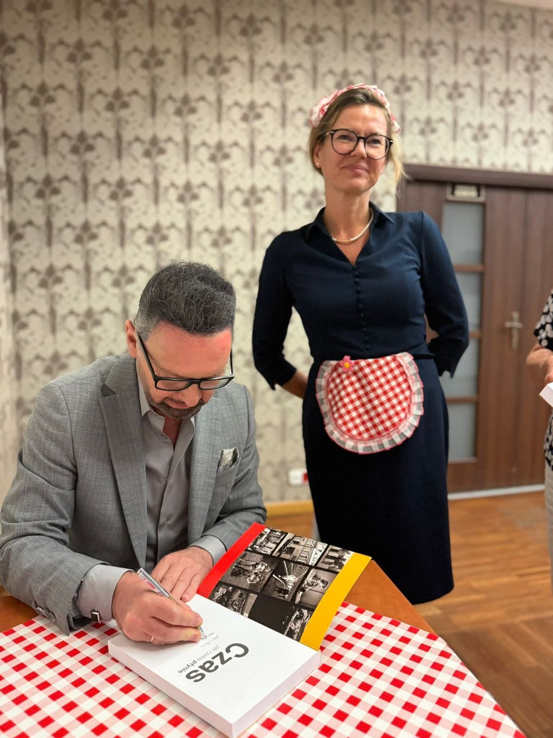 Stara Oleśnica, czyli „Czas jak rzeka płynie”. W Oleśnicy promowano barwną książkę o PRL-u Stara Oleśnica, czyli „Czas jak rzeka płynie”. W Oleśnicy promowano barwną książkę o PRL-u