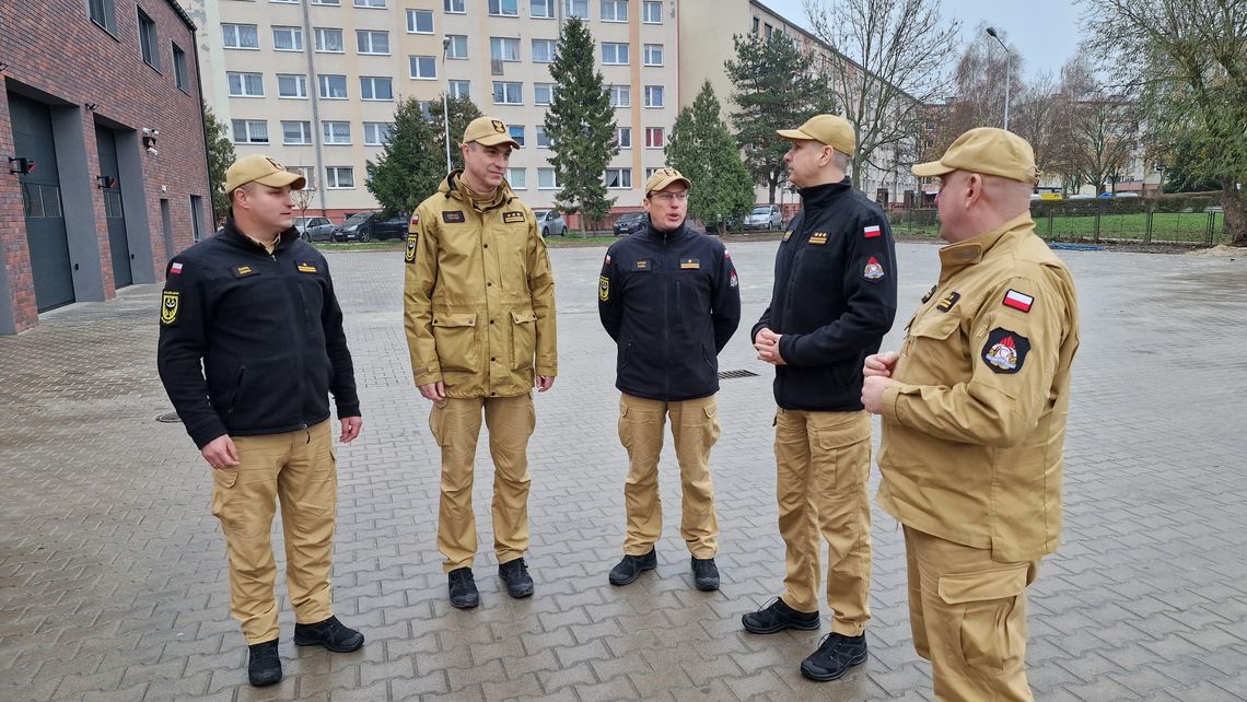 Strażacka wierchuszka wizytowała rozbudowę komendy w Oleśnicy