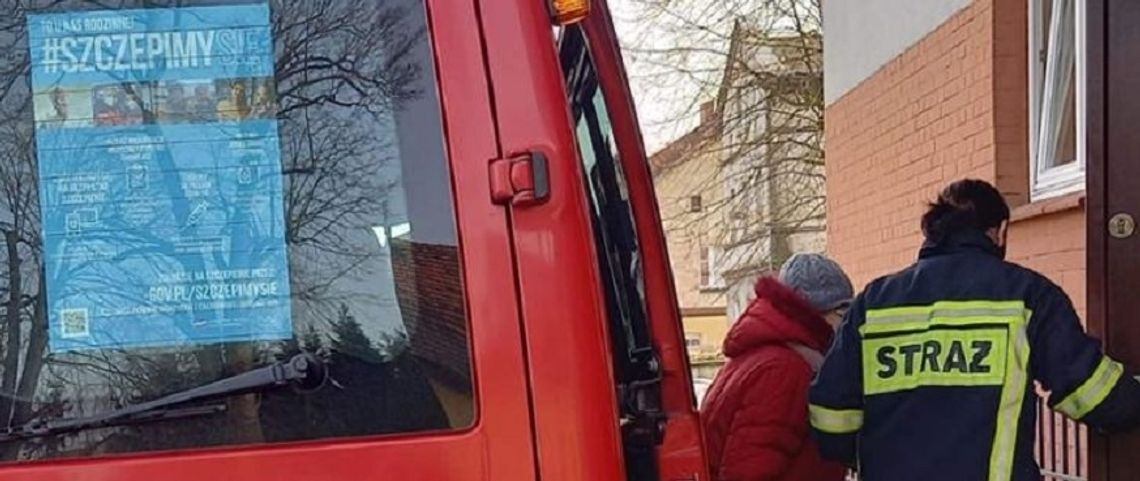 Strażacy pomagają seniorom w dotarciu do punktów szczepień