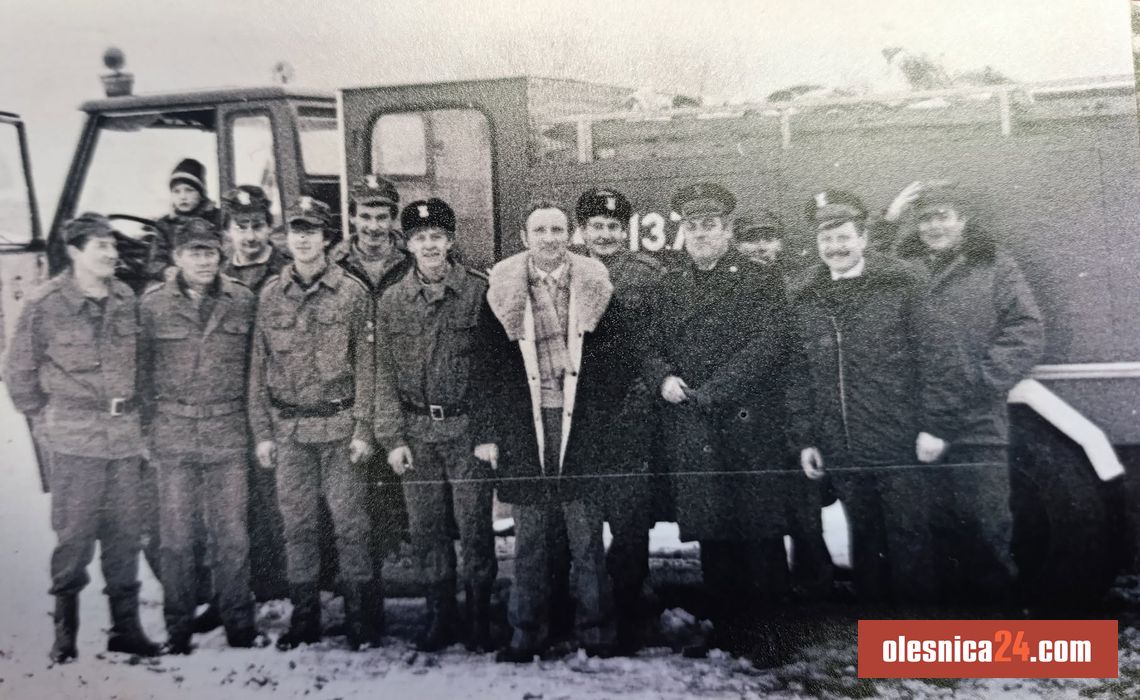 Strażacy z Dobroszyc na archiwalnym zdjęciu. Fotografia, która budzi wspomnienia