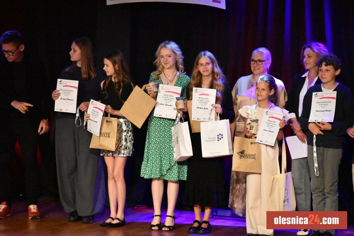 Sukces wokalistek Assol na Ogólnopolskim Festiwalu Piosenki. Na podium stanęły trzy reprezentantki Sukces wokalistek Assol na Ogólnopolskim Festiwalu Piosenki. Na podium stanęły trzy reprezentantki
