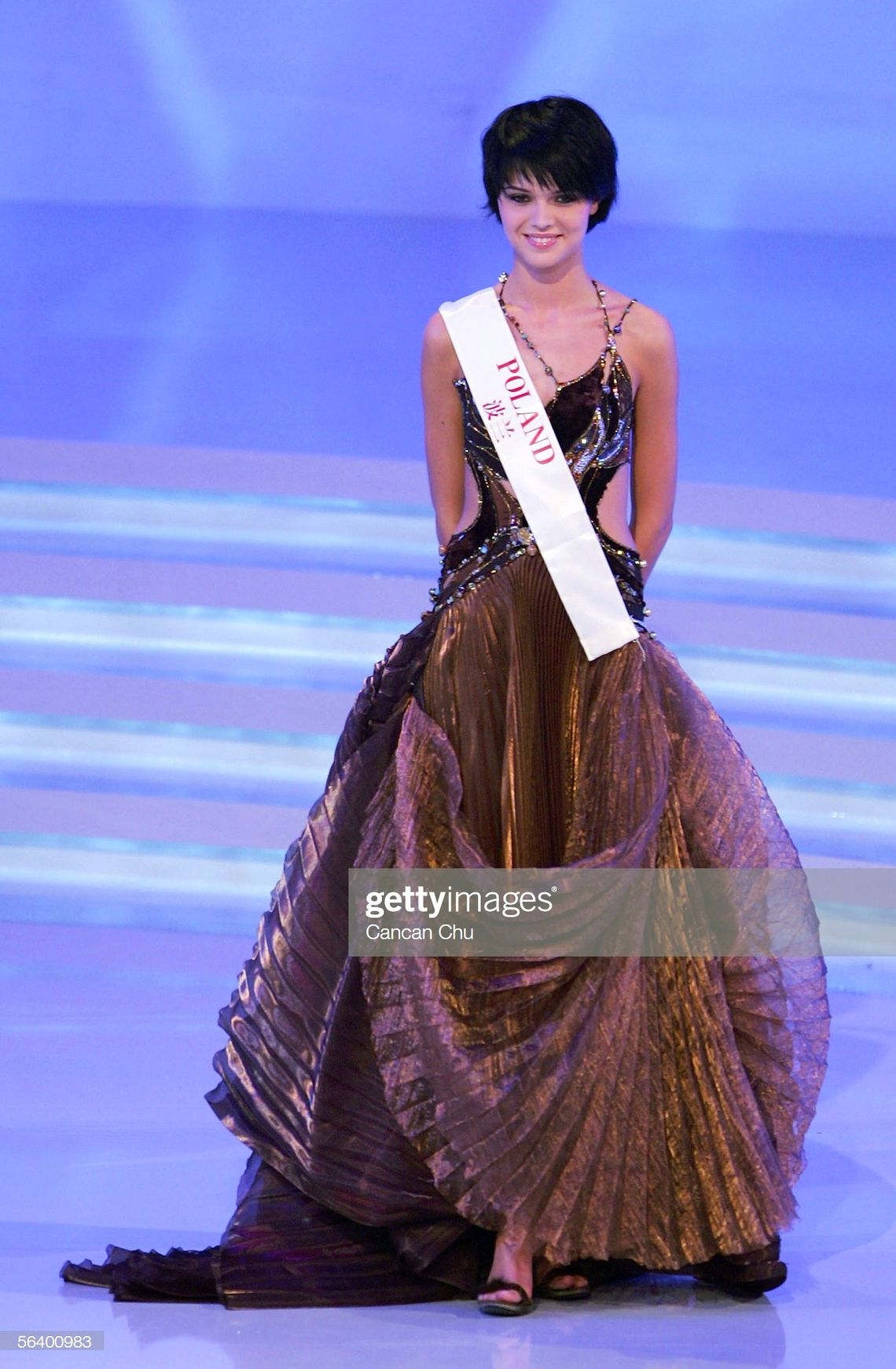 Suknia Miss Polonia projektu Ewy Minge na licytacji w Oleśnicy