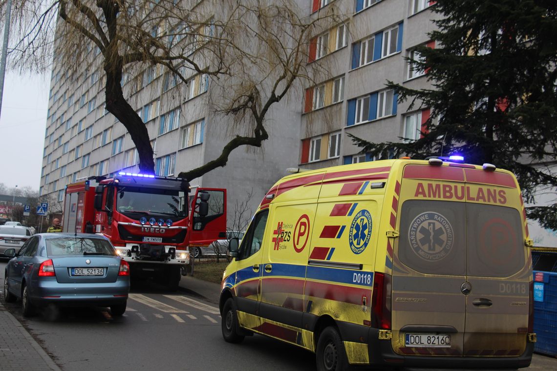 Syreny pod wieżowcem w Oleśnicy. Na miejsce ruszyły wszystkie służby