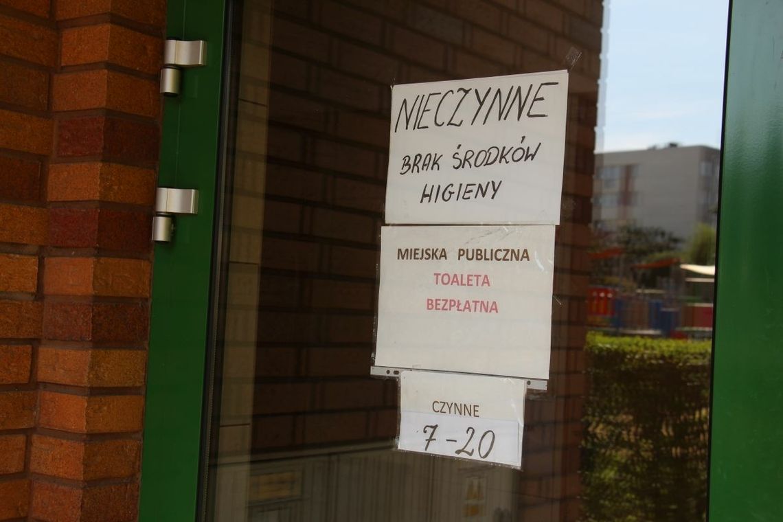 Szalet w Oleśnicy zamknięty. Nie ma papieru...