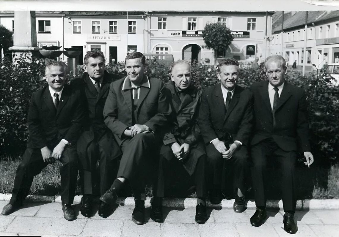 Sześciu panów na ławeczczce, czyli wspomnienie z Placu Wolności