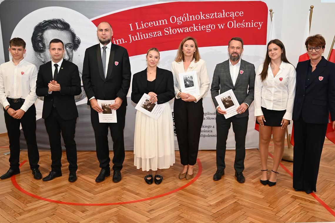 „Szkołę tworzą ludzie”. Uroczystość w oleśnickim liceum