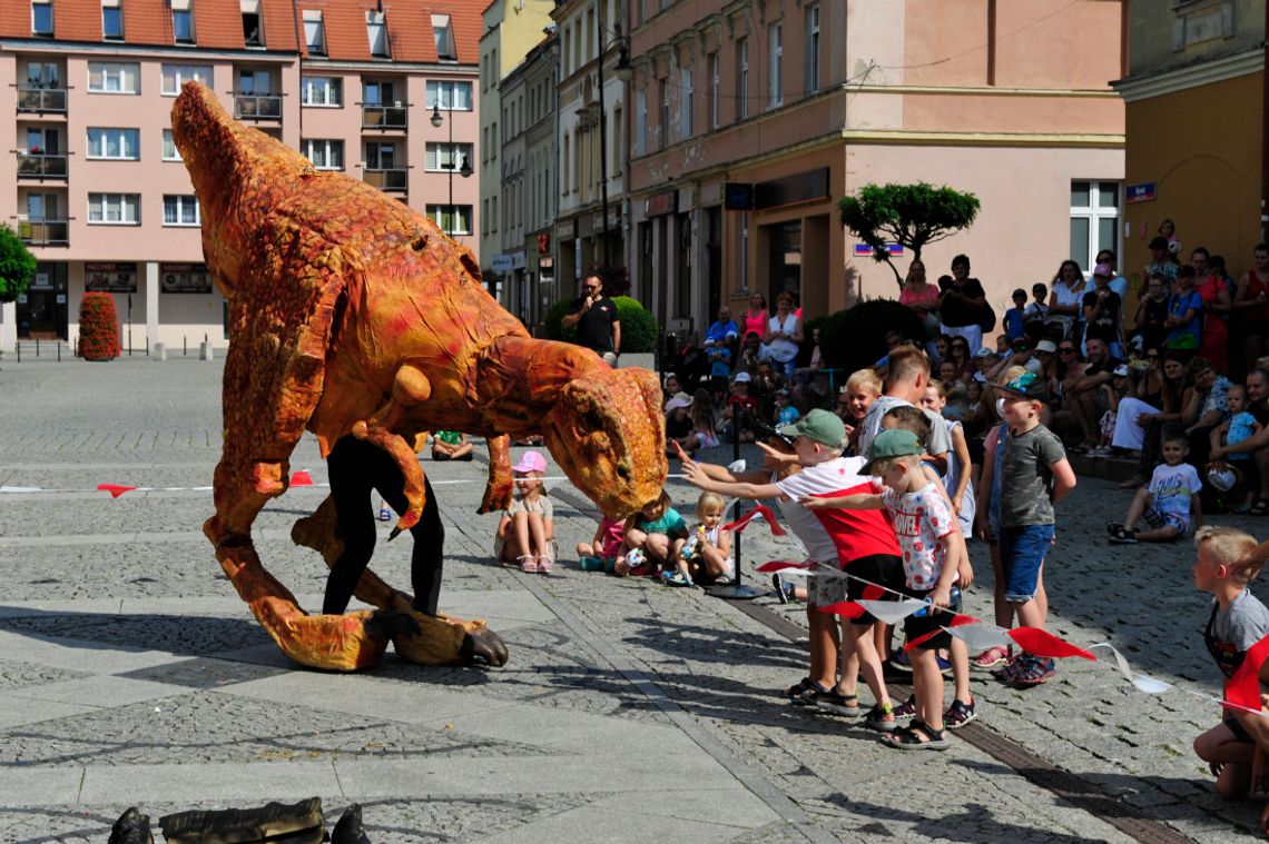 Szok! Dinożarł atakował dzieci na rynku w Oleśnicy!