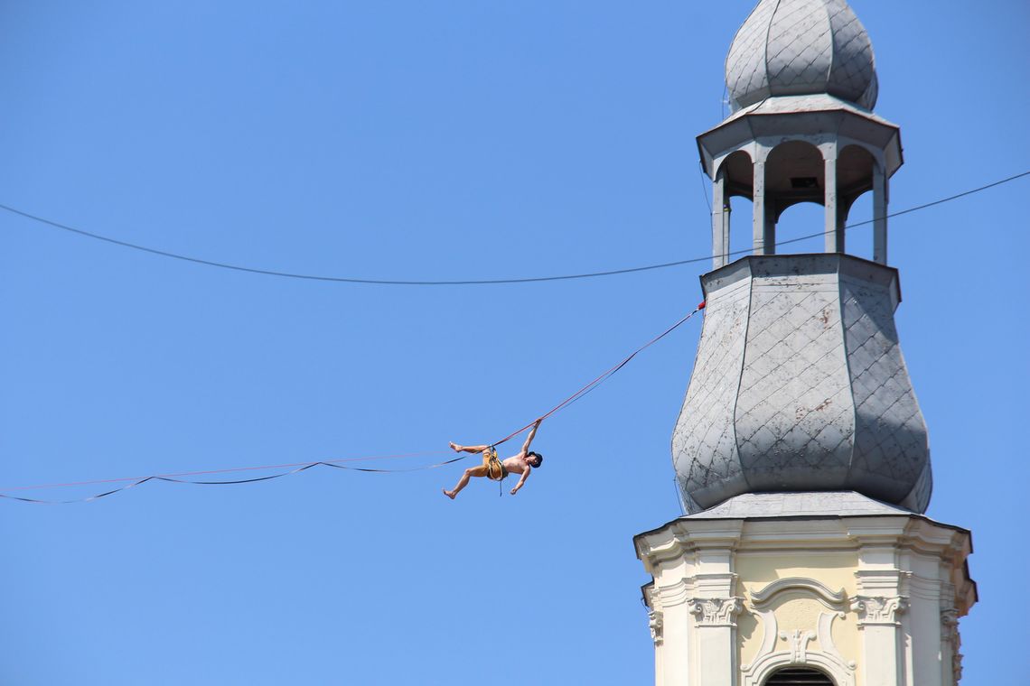 Tak chodzą na linach. Ale odważni! (WIDEO)