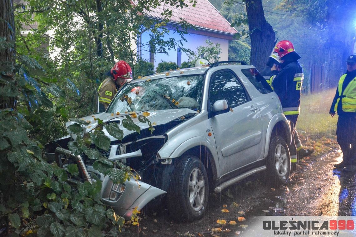 Toyota uderzyła w drzewo. Dla rannej zabrakło karetki