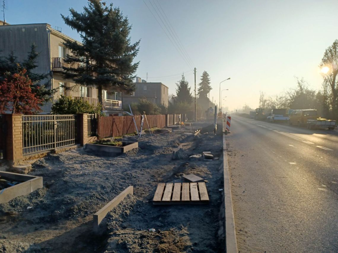 Trwa budowa chodnika, zjazdów i kanalizacji deszczowej na Krzywoustego w Oleśnicy