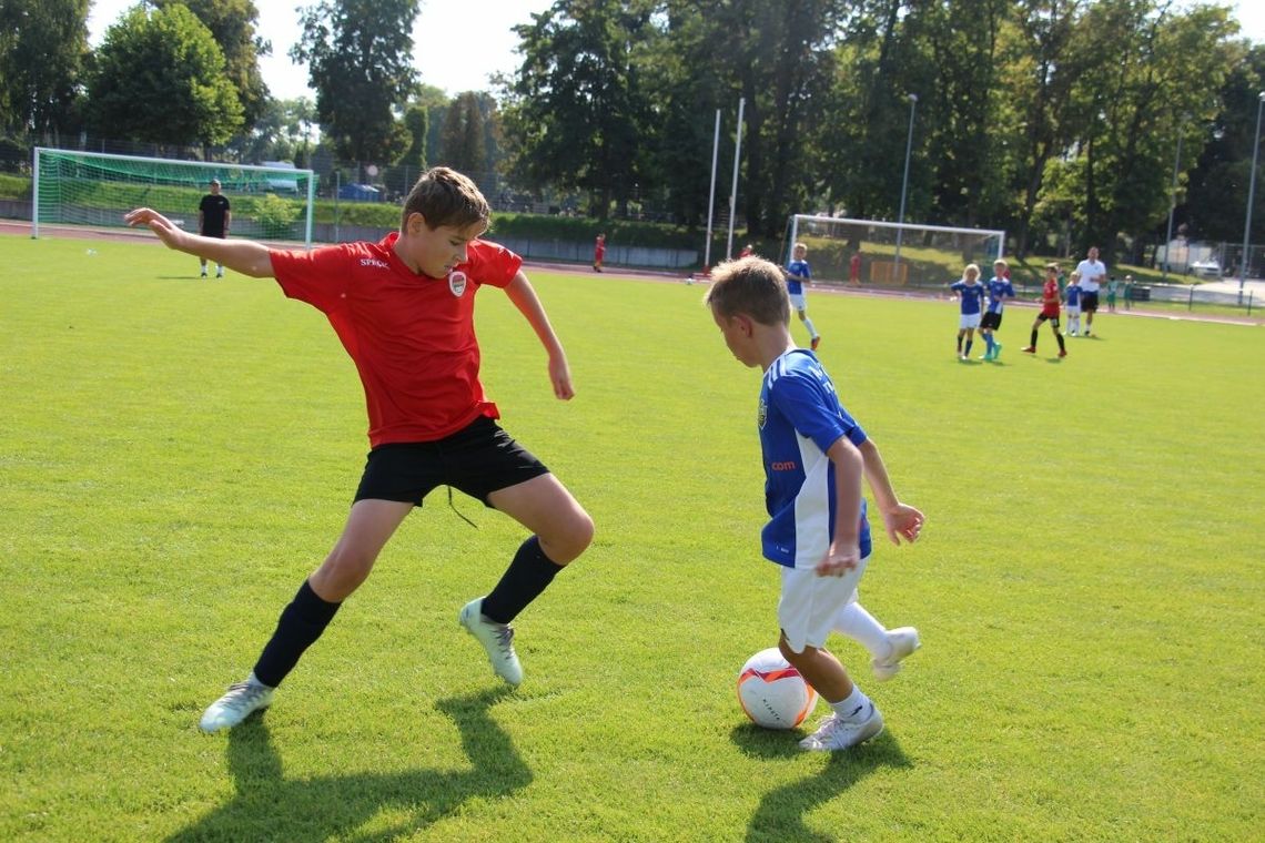 Trwa piłkarski turniej orlików Pogoń Cup na stadionie w Oleśnicy