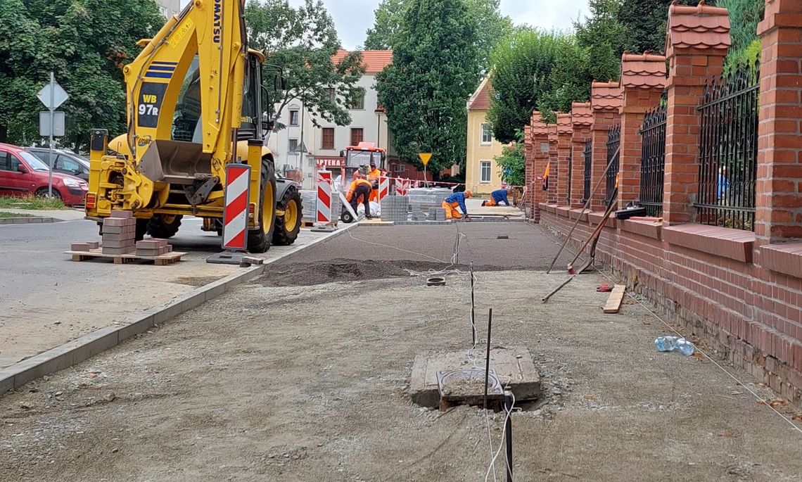 Trwa remont chodnika na Hallera w Oleśnicy