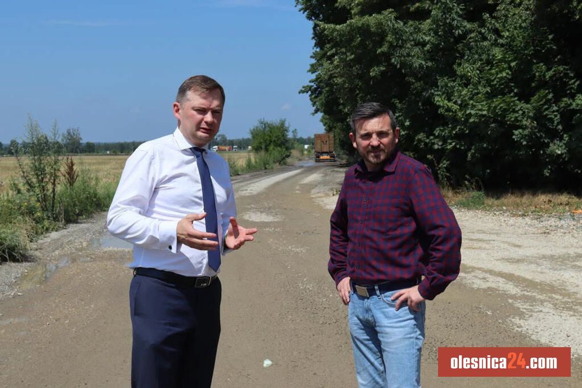Trzy drogowe inwestycje coraz bliżej. Wójt podpisał ważne umowy Trzy drogowe inwestycje coraz bliżej. Wójt podpisał ważne umowy
