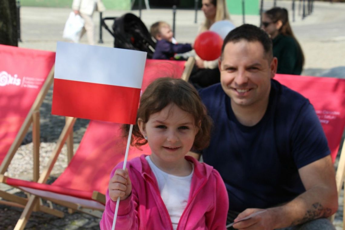 Tysiąc flag w Rynku w Oleśnicy