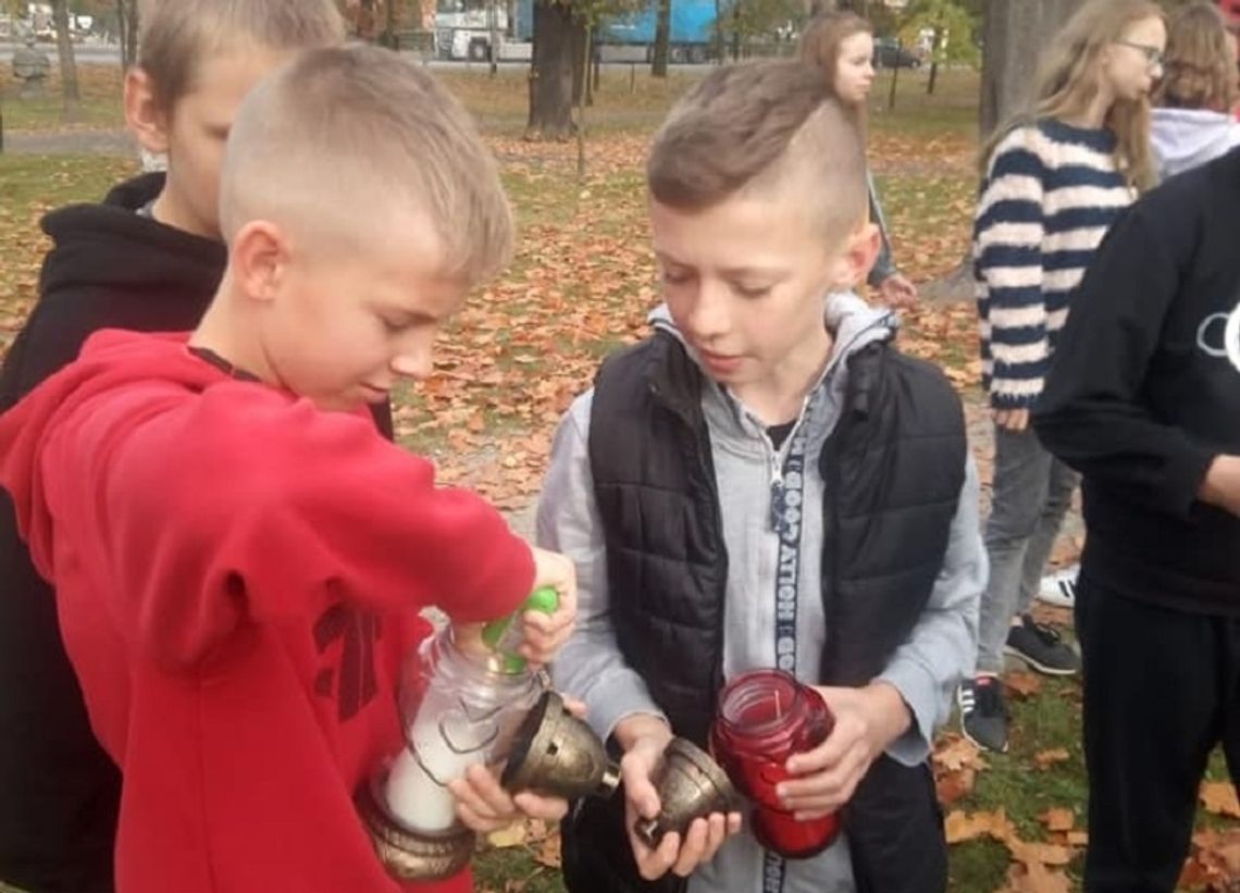 Uczniowie Czwórki przy Dębach Pamięci w Oleśnicy Uczniowie Czwórki przy Dębach Pamięci w Oleśnicy