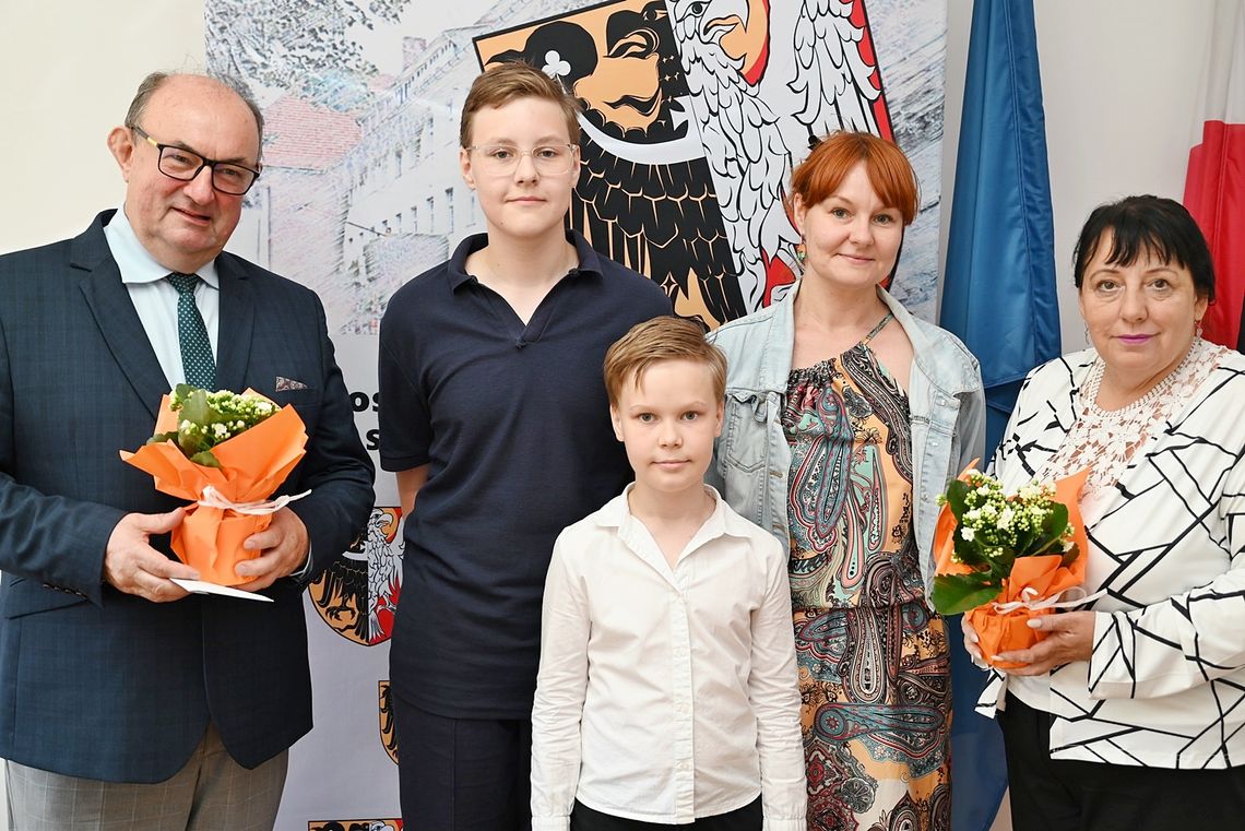 Uczniowie odwiedzili Starostwo Powiatowe. Mieli wyjątkową niespodziankę dla samorządowców