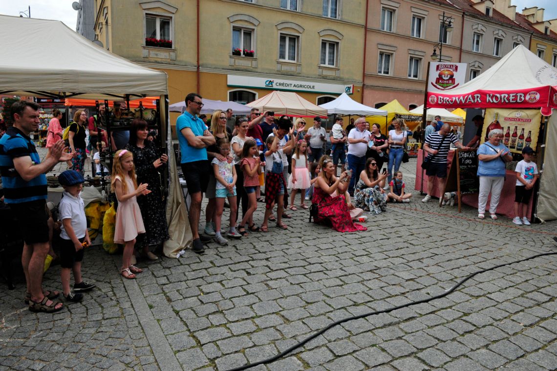 Uczniowie Oli Turoń koncertowali na rynku w Oleśnicy