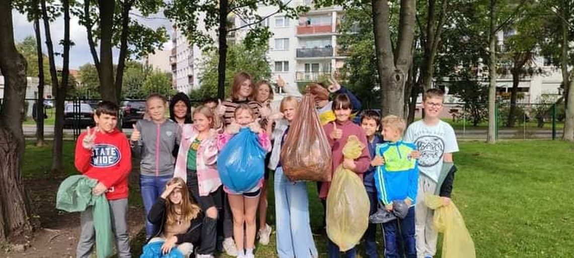 Uczniowie z Oleśnicy sprzątają świat