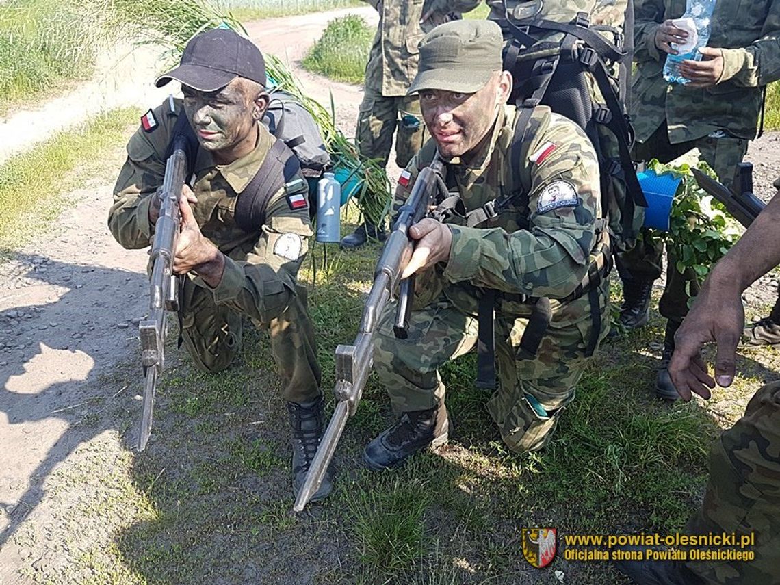 Uczniowie ZSP w Bierutowie na wojskowym szkoleniu