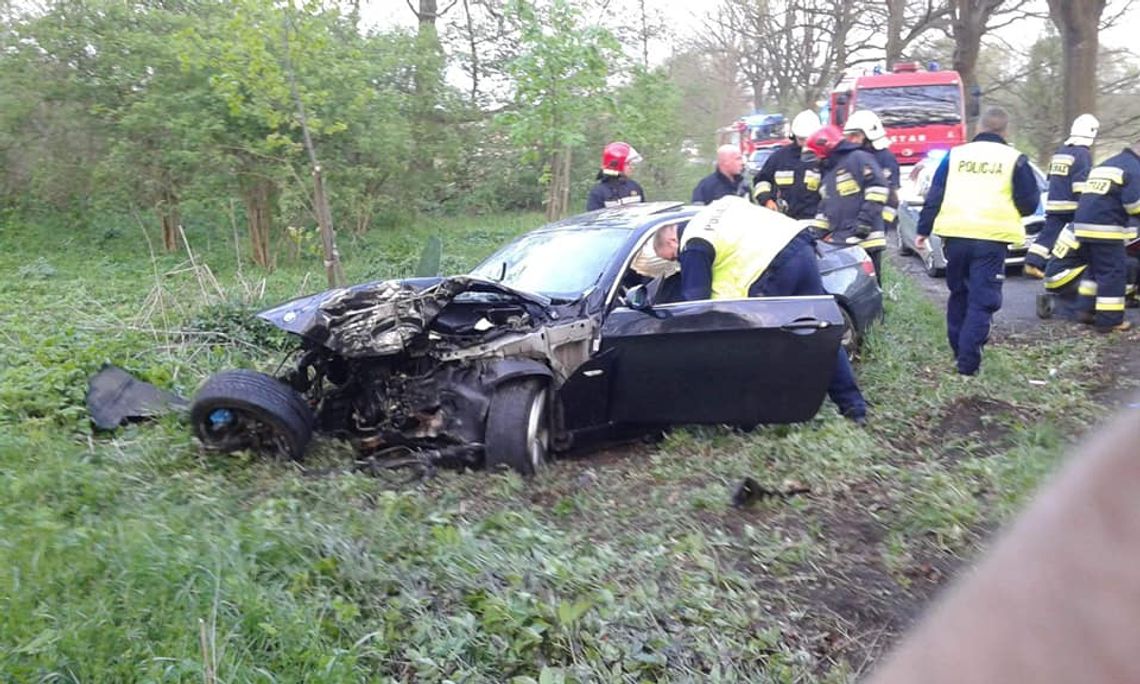 Uderzył beemką w drzewo w Królewskiej Woli. Był odurzony?