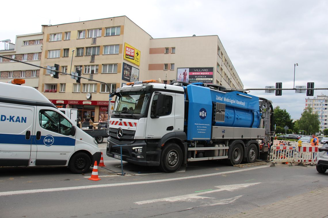 Udrażniają kanalizację - kierowcy muszą uważać