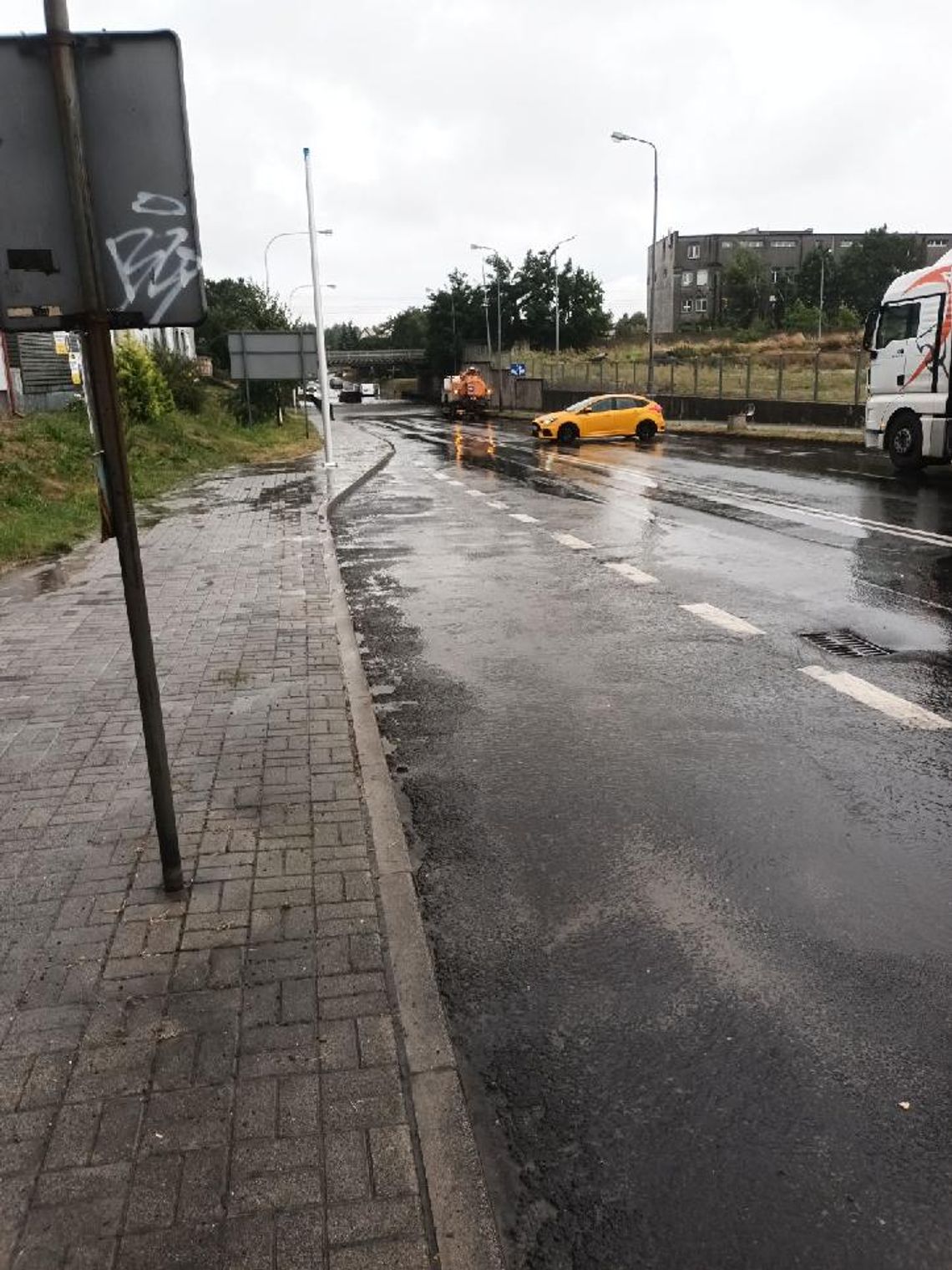 Ulewa sparaliżowała ruch w Oleśnicy! Bus utknął pod wiaduktem, ciężarówki musiały zawracać Ulewa sparaliżowała ruch w Oleśnicy! Bus utknął pod wiaduktem, ciężarówki musiały zawracać