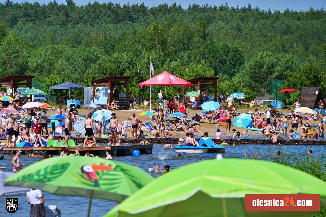 Upał sięga 38°C! Mieszkańcy szukają ochłody nad Zalewem Stradomia