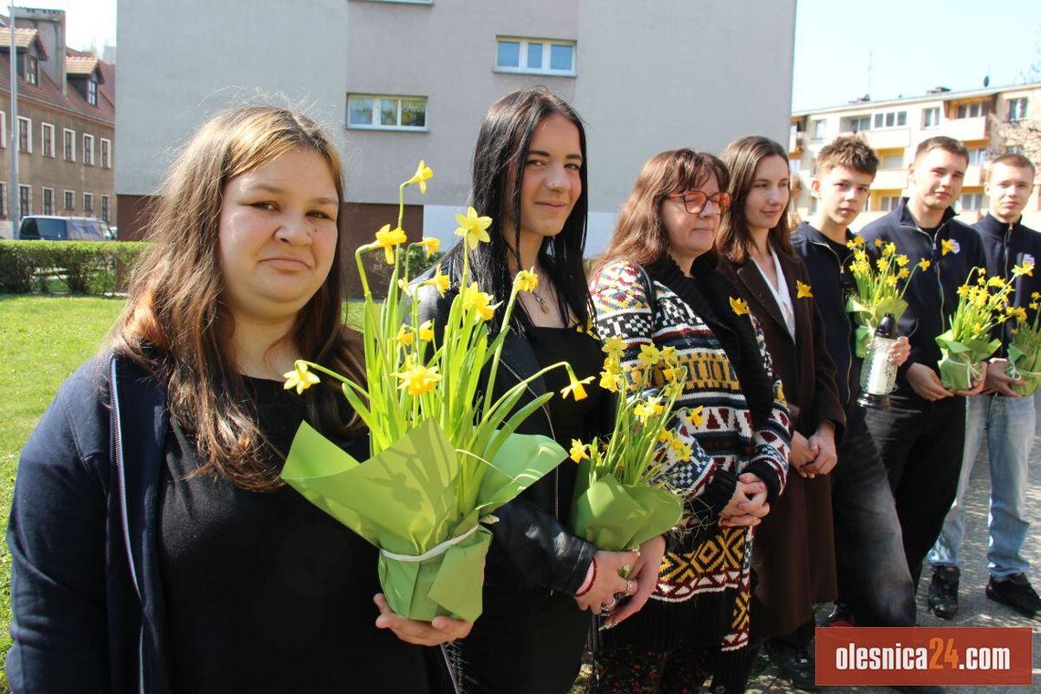 Wzruszający gest pamięci: żonkile pod tablicą Bohaterów Getta