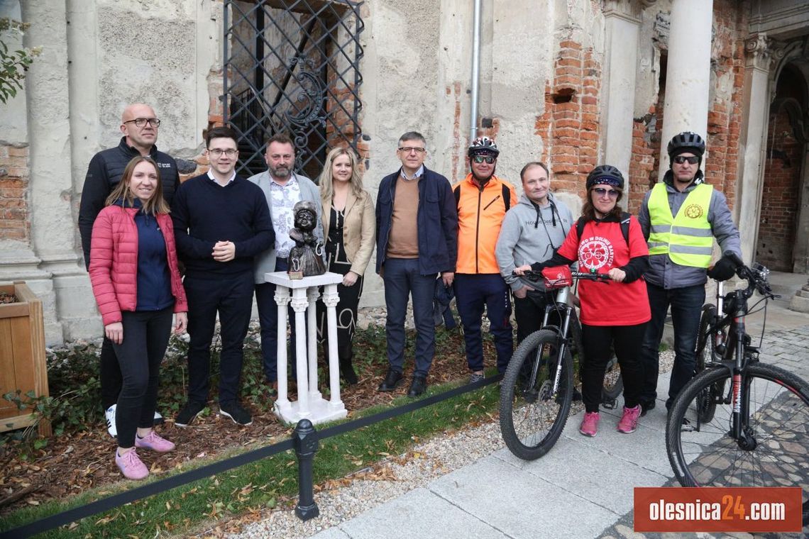 Uroczyste odsłonięcie rzeźby „Skrzatki” i finisaż wystawy w pałacu Uroczyste odsłonięcie rzeźby „Skrzatki” i finisaż wystawy w pałacu