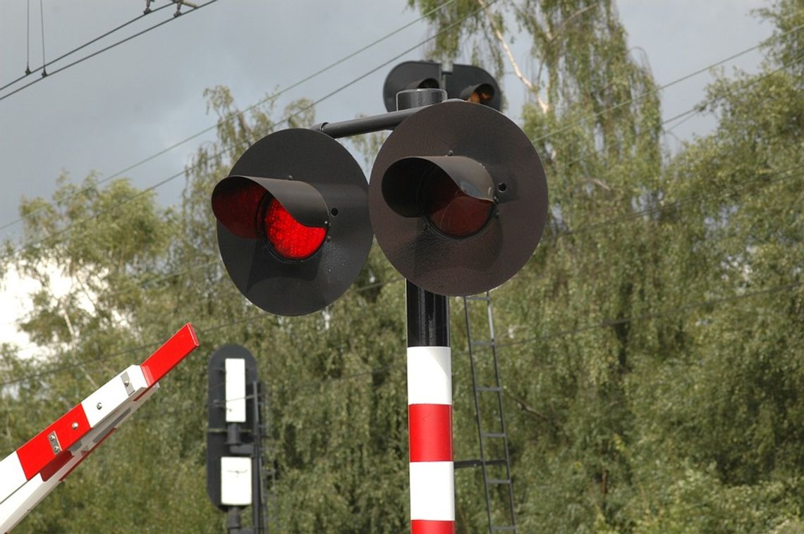 Uwaga! Przejazd drogowo-kolejowy w Dąbrowie będzie zamknięty