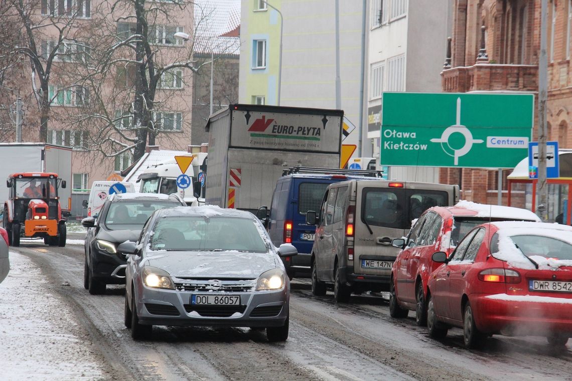 Uwaga, ślisko! W okolicy Ludwikowskiej w Oleśnicy ruch stanął! Gdzie są piaskarki?! Władze odpowiadają...