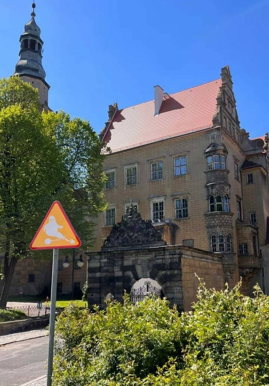 Uwaga, w tym zamku straszy! Uwaga, w tym zamku straszy!